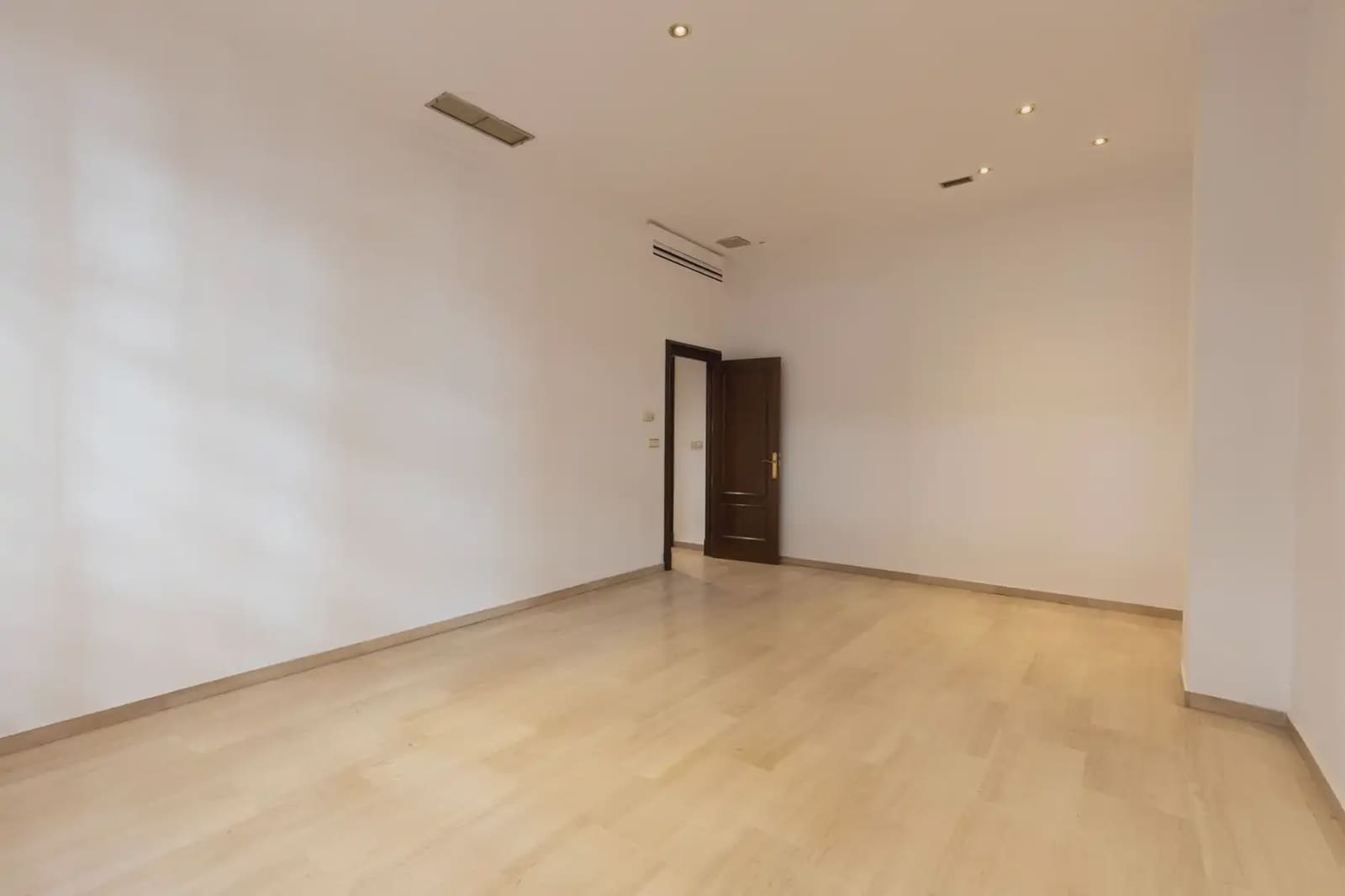 Erhverv til salg i Granada by - € 1.350.000 (Ref: 9837243)