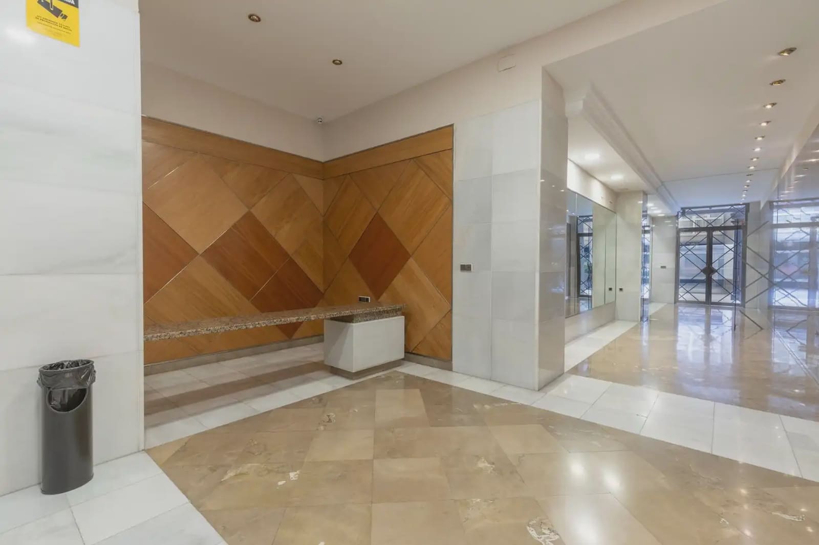 Erhverv til salg i Granada by - € 1.350.000 (Ref: 9837243)