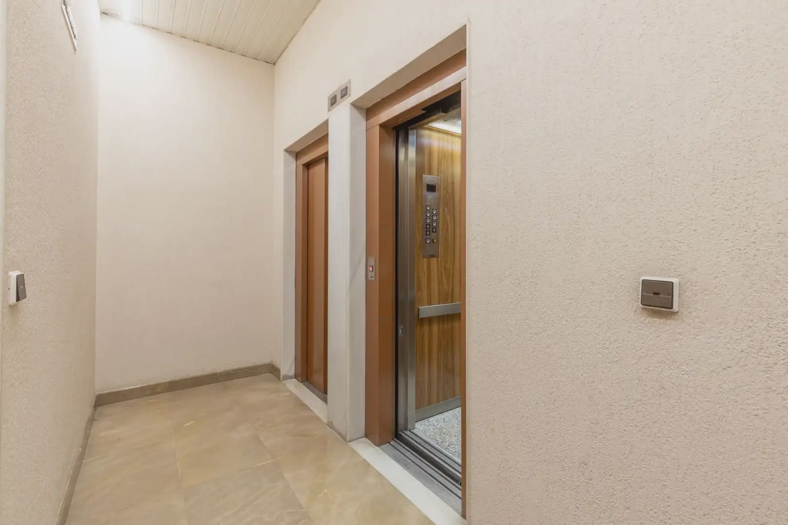 Erhverv til salg i Granada by - € 1.350.000 (Ref: 9837243)