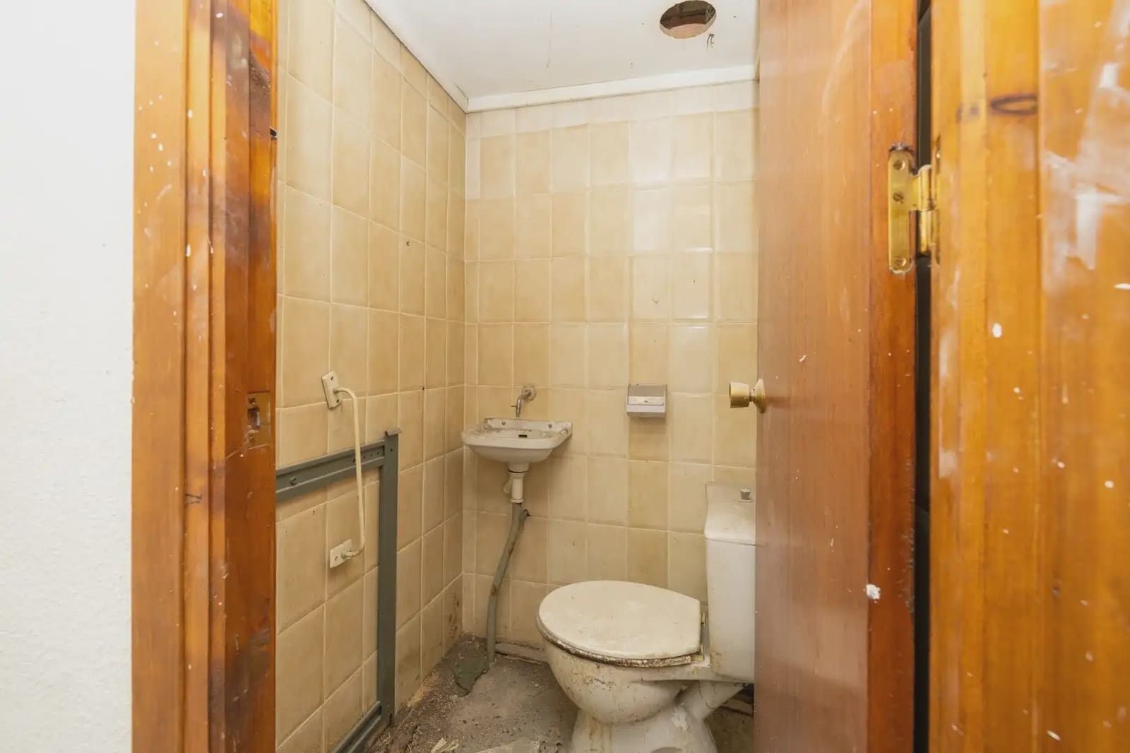 Kommersiell til salgs i Granada by - € 65 000 (Ref: 9837254)