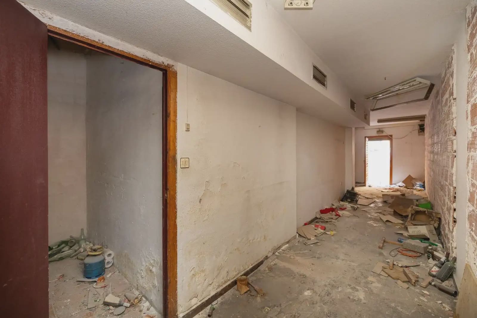 Kommersiell til salgs i Granada by - € 65 000 (Ref: 9837254)