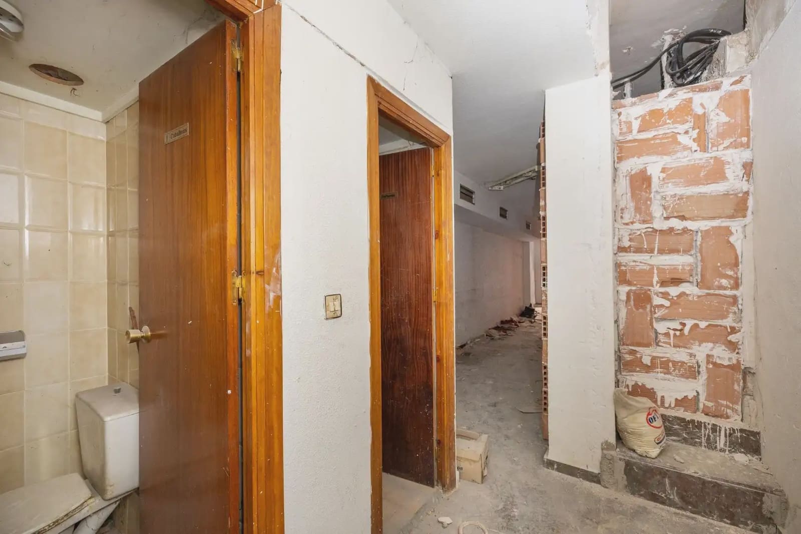 Kommersiell til salgs i Granada by - € 65 000 (Ref: 9837254)