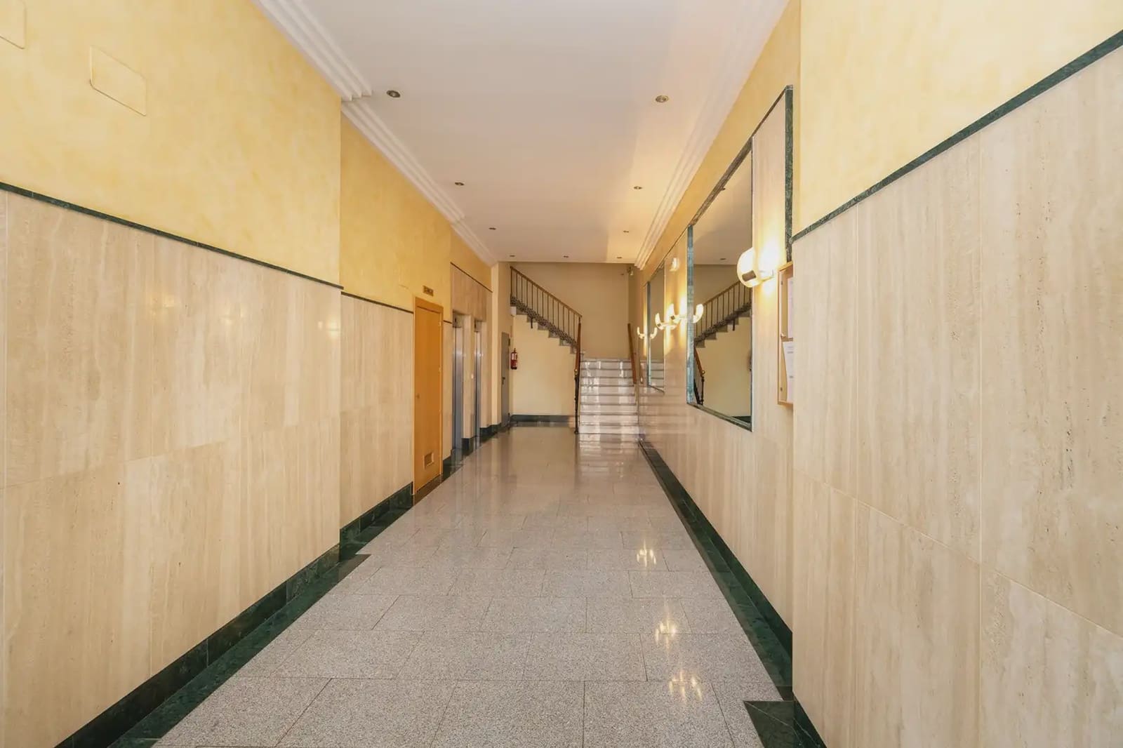 Lägenhet till salu i Granada stad med garage - 385 000 € (Ref: 9837258)