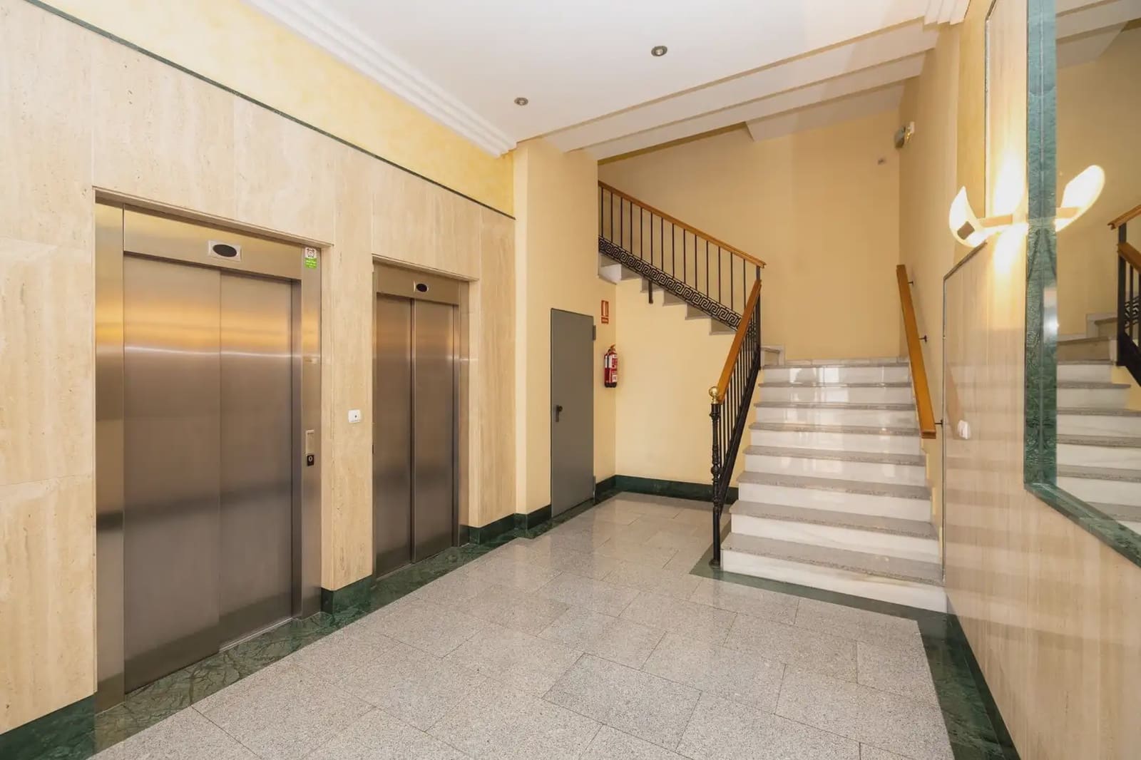 Lägenhet till salu i Granada stad med garage - 385 000 € (Ref: 9837258)