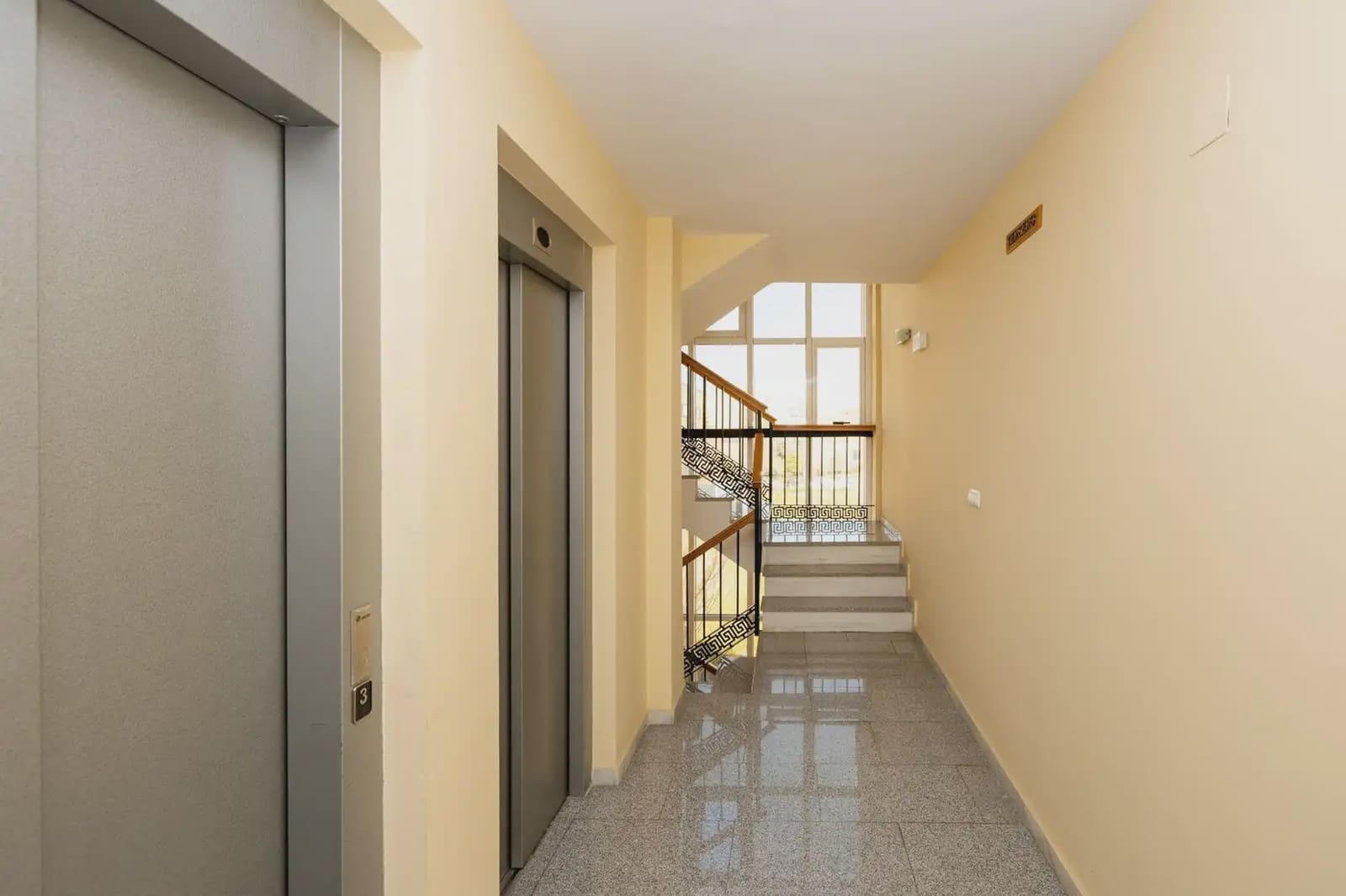Lägenhet till salu i Granada stad med garage - 385 000 € (Ref: 9837258)