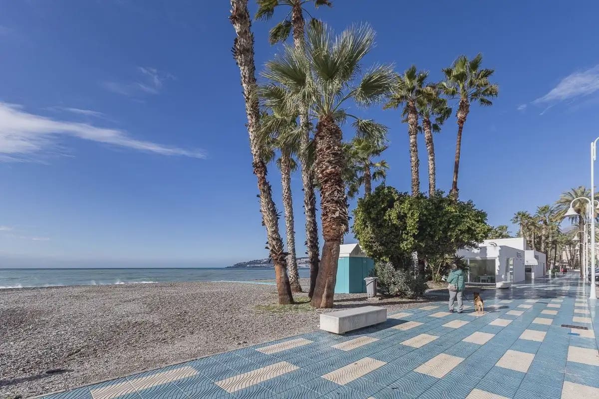 Flat for sale in Almunecar with garage - € 410,000 (Ref: 9837259)