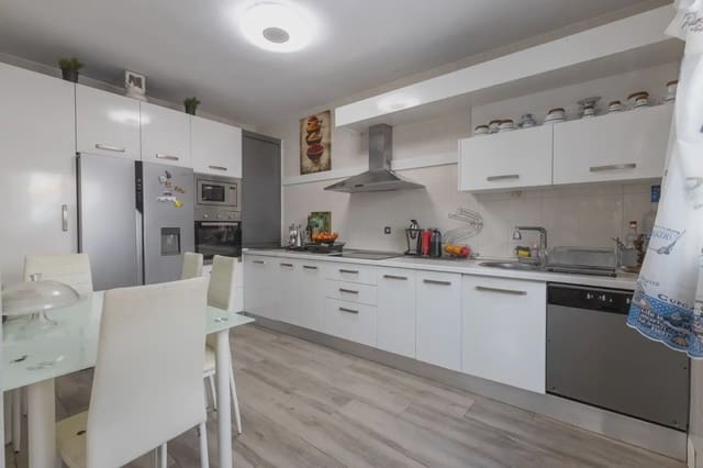 Halfvrijstaande villa te koop in Zafarraya met garage - € 135.000 (Ref: 9837261)