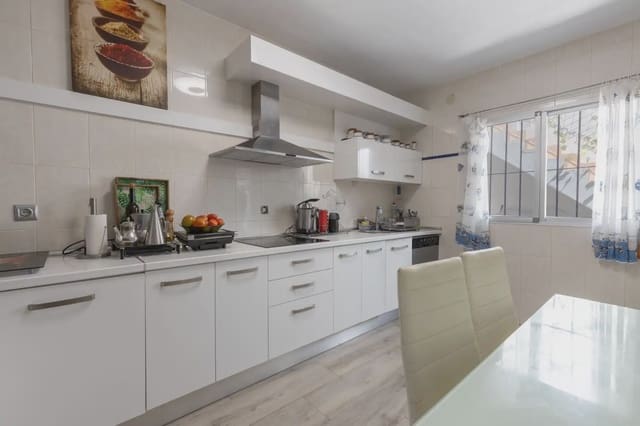 Halfvrijstaande villa te koop in Zafarraya met garage - € 135.000 (Ref: 9837261)