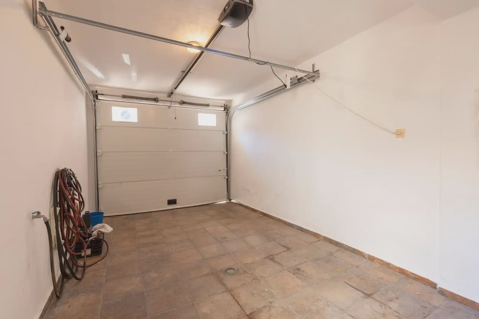 Halfvrijstaande villa te koop in Zafarraya met garage - € 135.000 (Ref: 9837261)