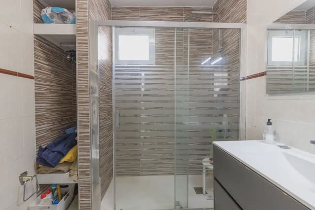 Halfvrijstaande villa te koop in Zafarraya met garage - € 135.000 (Ref: 9837261)