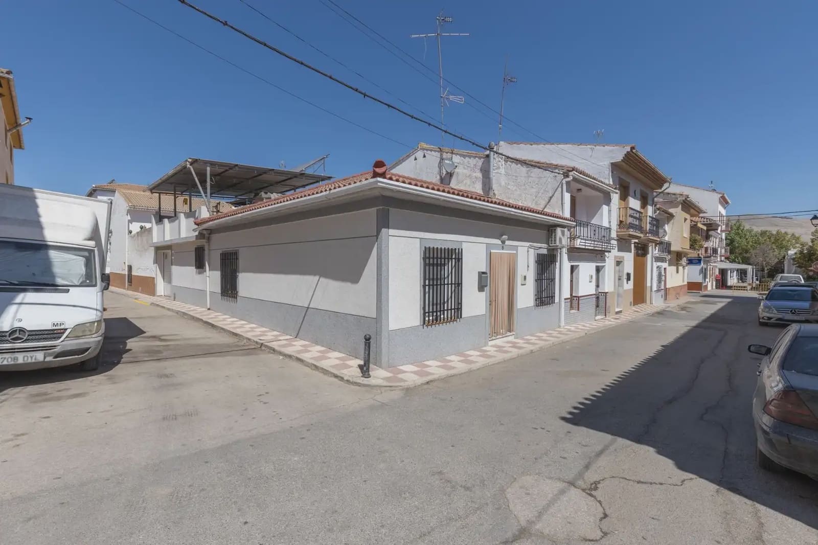Halfvrijstaande villa te koop in Zafarraya met garage - € 135.000 (Ref: 9837261)