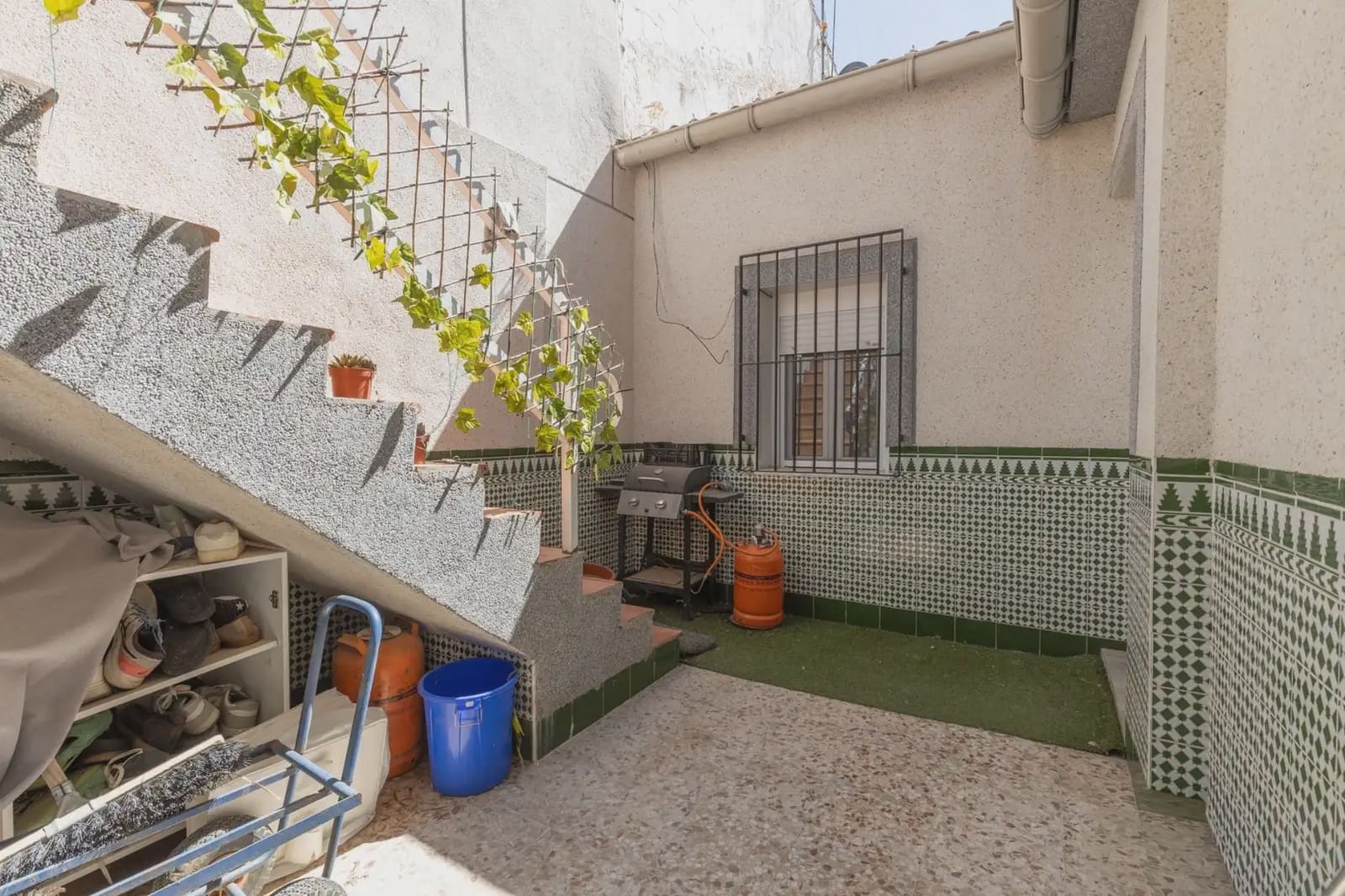 Halfvrijstaande villa te koop in Zafarraya met garage - € 135.000 (Ref: 9837261)