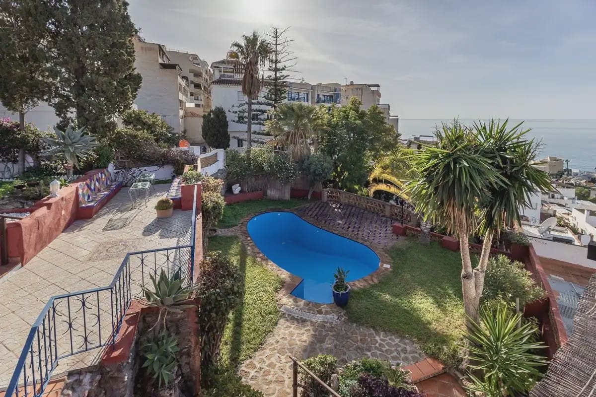 Villa for sale in Almunecar with pool garage - € 1,350,000 (Ref: 9837267)