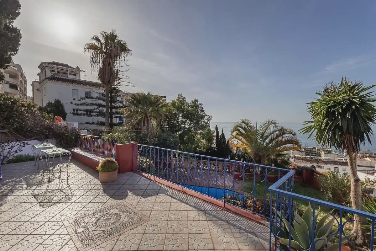 Villa for sale in Almunecar with pool garage - € 1,350,000 (Ref: 9837267)