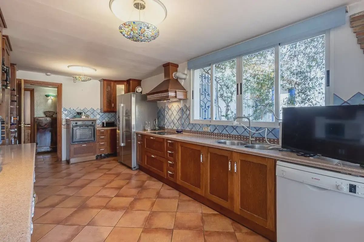Villa for sale in Almunecar with pool garage - € 1,350,000 (Ref: 9837267)