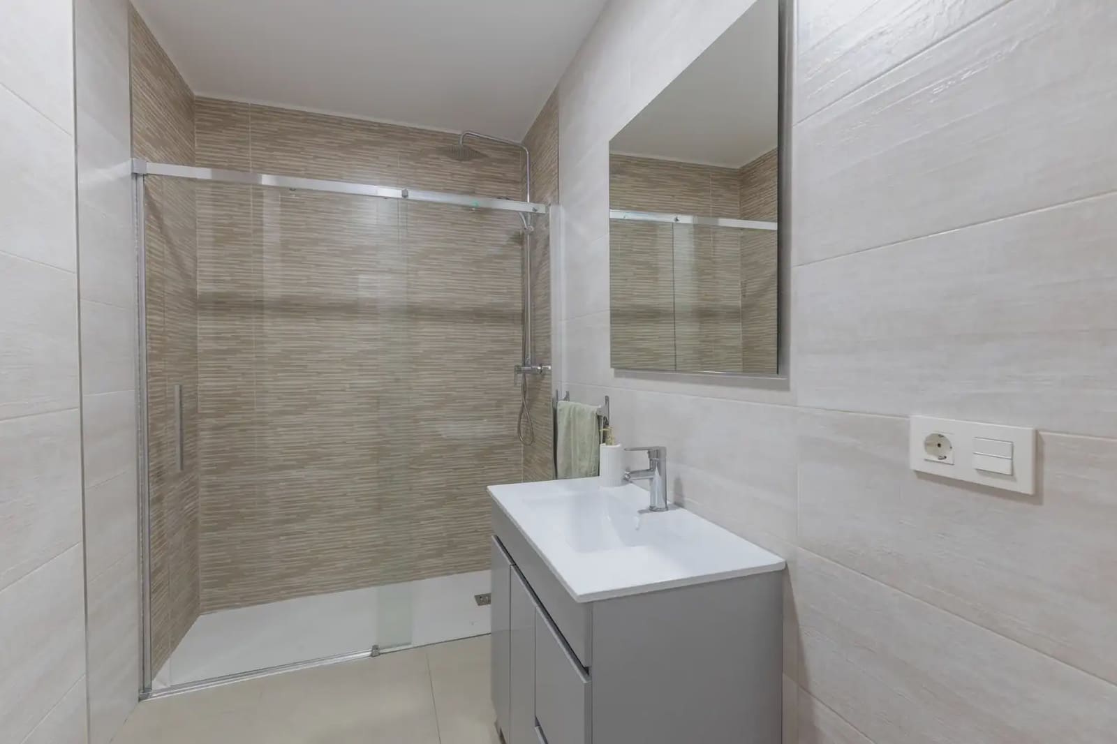 Flat for sale in Granada city - € 499,000 (Ref: 9837270)