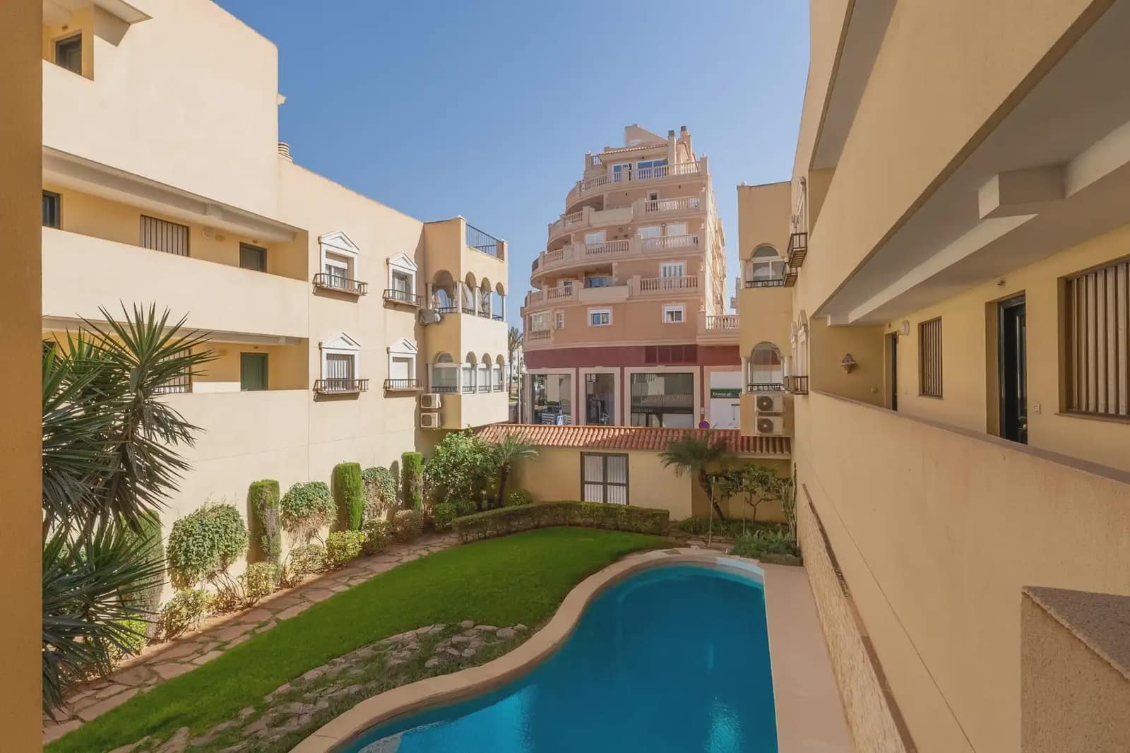 Flat for sale in El Ejido - € 205,000 (Ref: 9837276)
