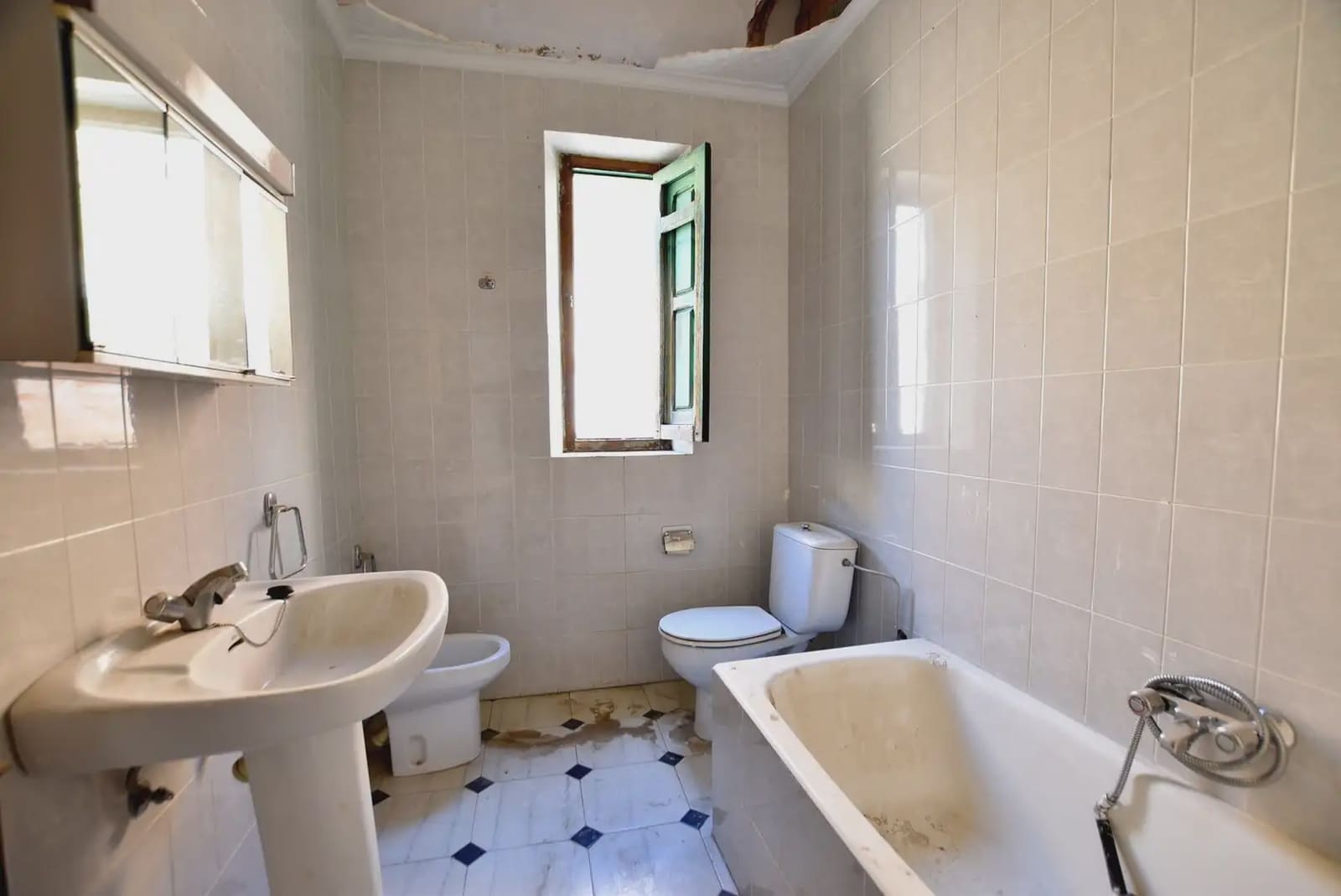 Townhouse for sale in Lanjaron - € 125,000 (Ref: 9837278)