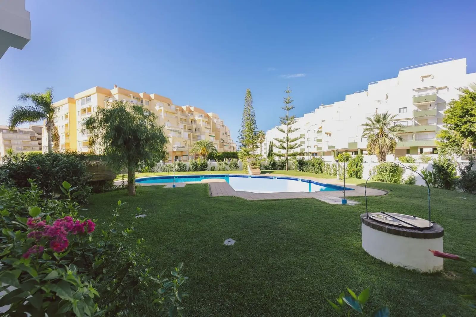 Penthouse til salgs i Salobrena med svømmebasseng garasje - € 295 000 (Ref: 9837279)