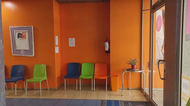 Commercial for rent in Pajaritos - Plaza de Toros, Granada city - € 1,980 (Ref: 9837291)