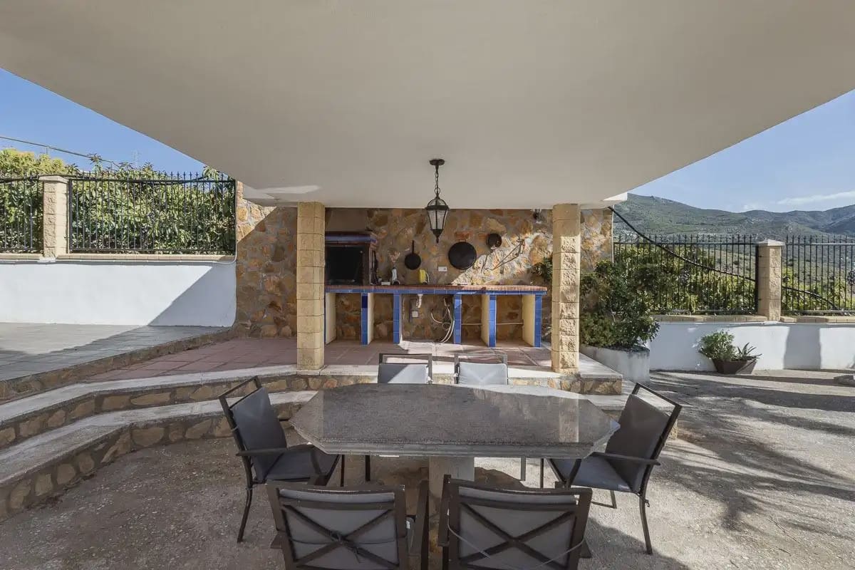 Villa til salg i Itrabo med swimmingpool garage - € 689.000 (Ref: 9837297)