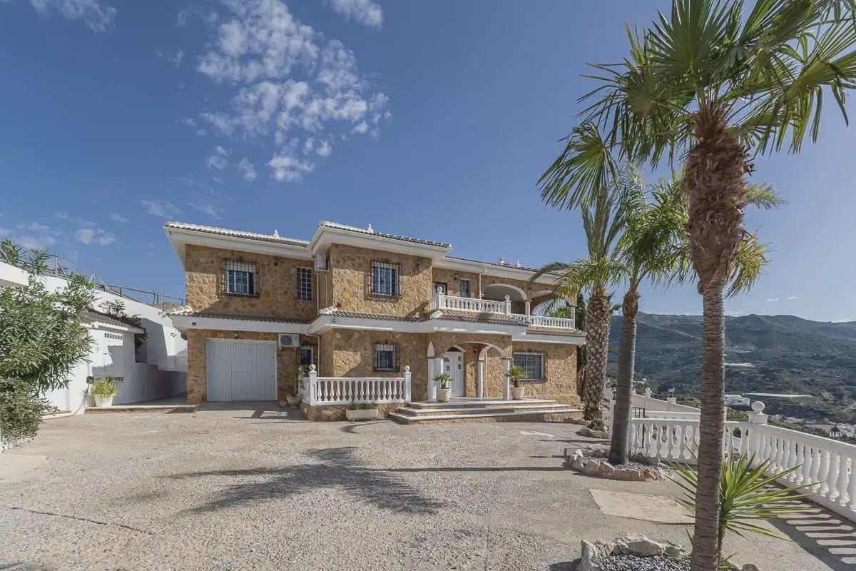 Villa til salg i Itrabo med swimmingpool garage - € 689.000 (Ref: 9837297)