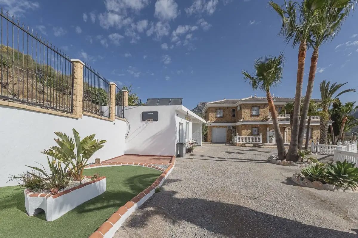Villa til salg i Itrabo med swimmingpool garage - € 689.000 (Ref: 9837297)