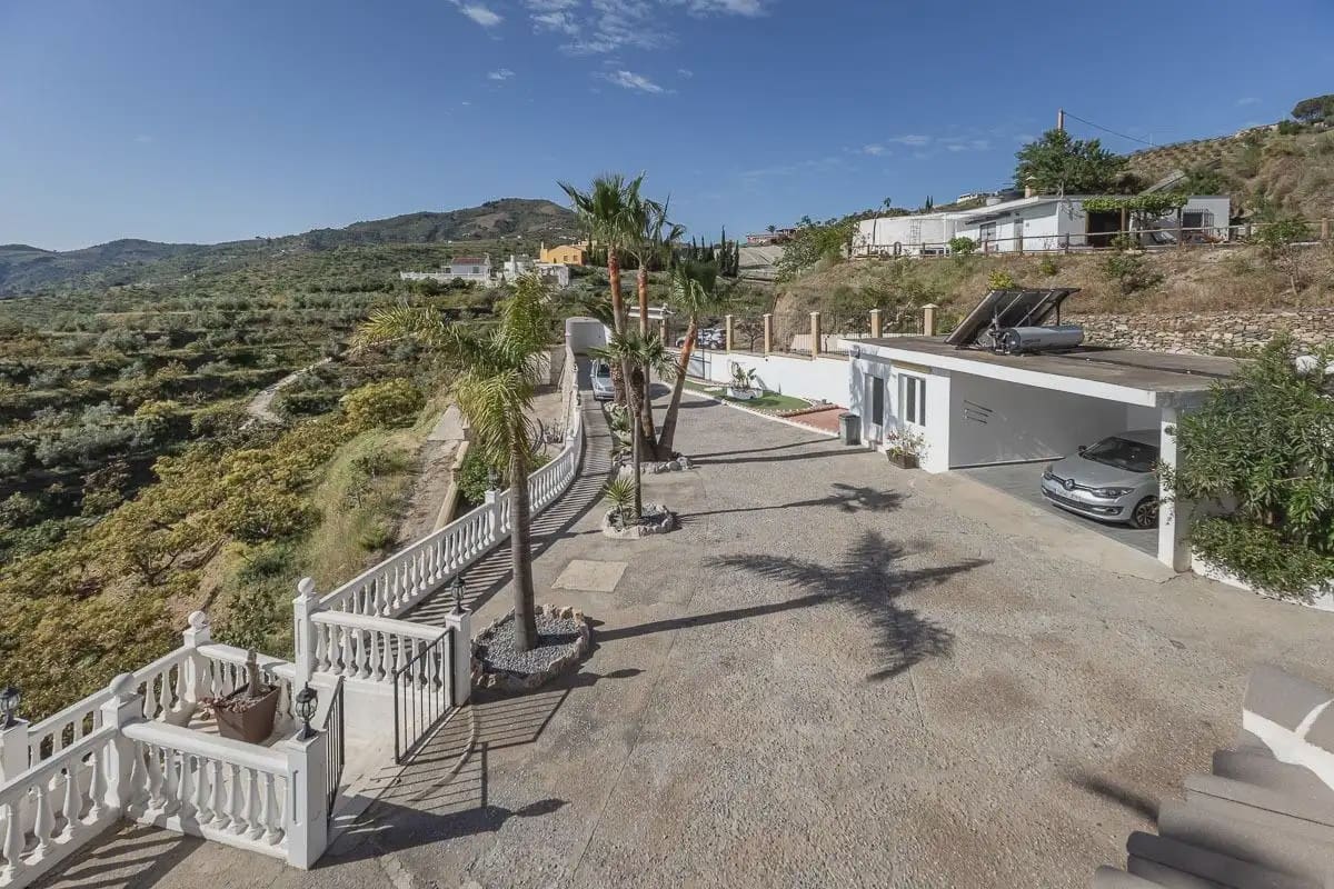 Villa til salg i Itrabo med swimmingpool garage - € 689.000 (Ref: 9837297)
