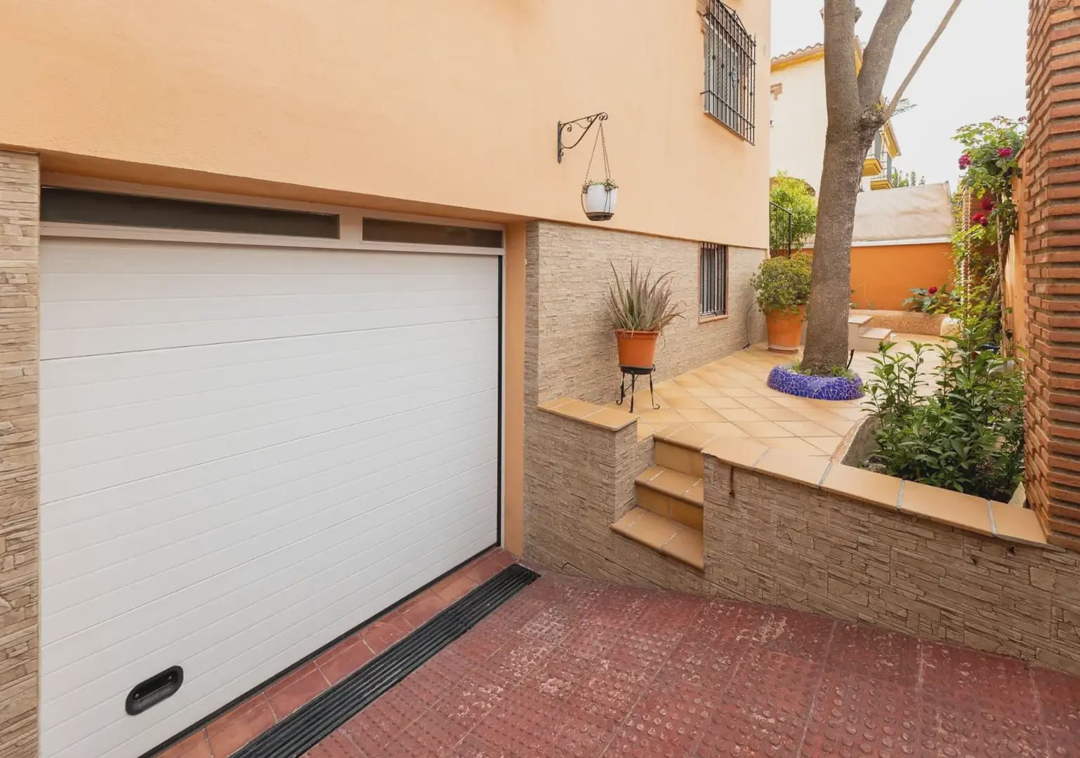 Semi-detached Villa for sale in Jun with garage - € 290,000 (Ref: 9837299)