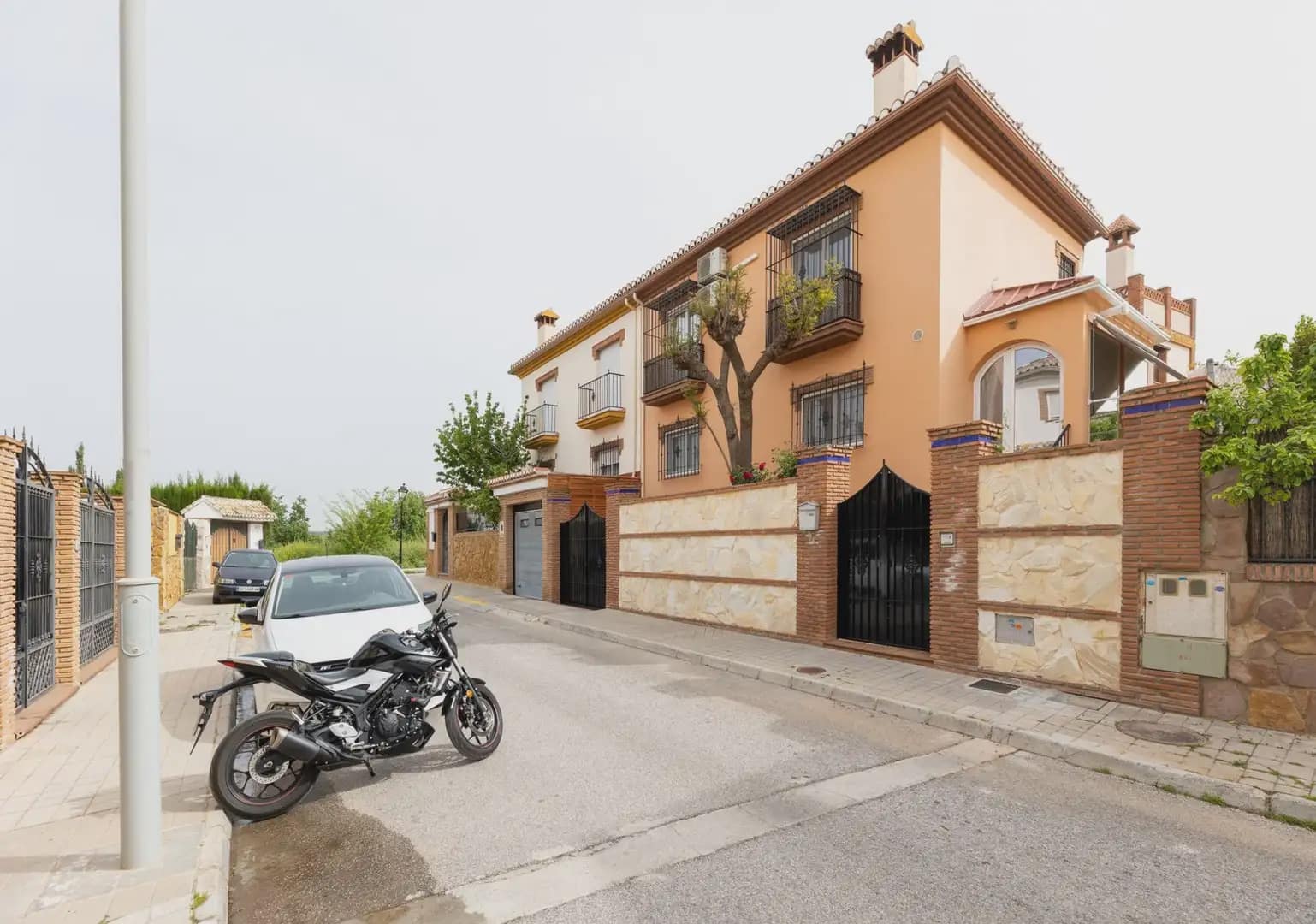 Semi-detached Villa for sale in Jun with garage - € 290,000 (Ref: 9837299)