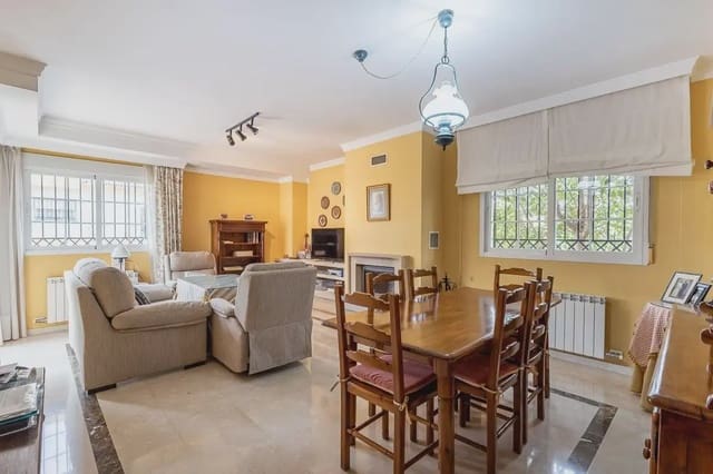 Villa til salgs i Peligros med svømmebasseng garasje - € 439 000 (Ref: 9837308)