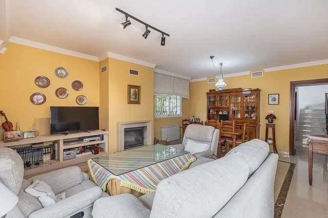 Villa til salgs i Peligros med svømmebasseng garasje - € 439 000 (Ref: 9837308)