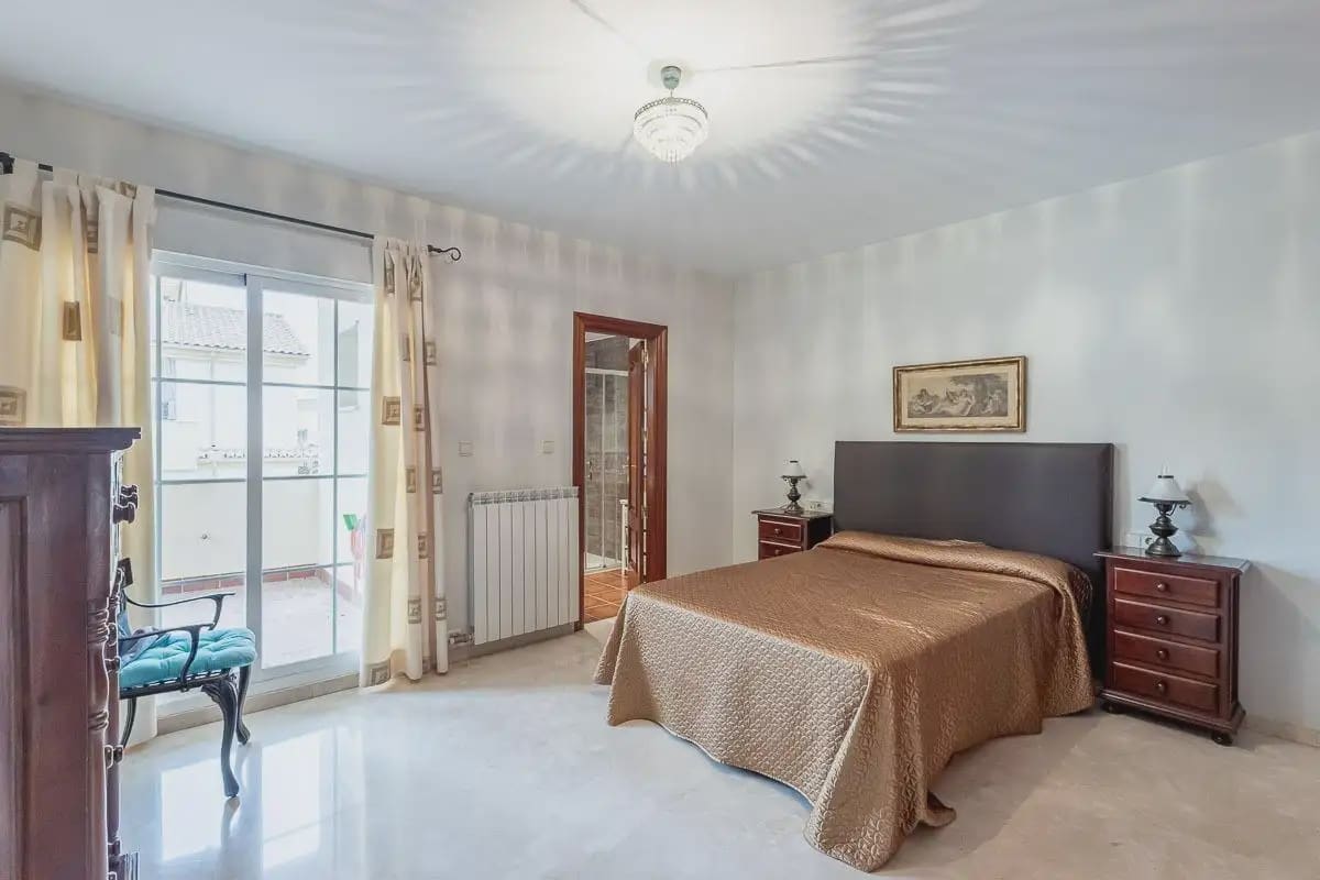 Villa til salgs i Peligros med svømmebasseng garasje - € 439 000 (Ref: 9837308)