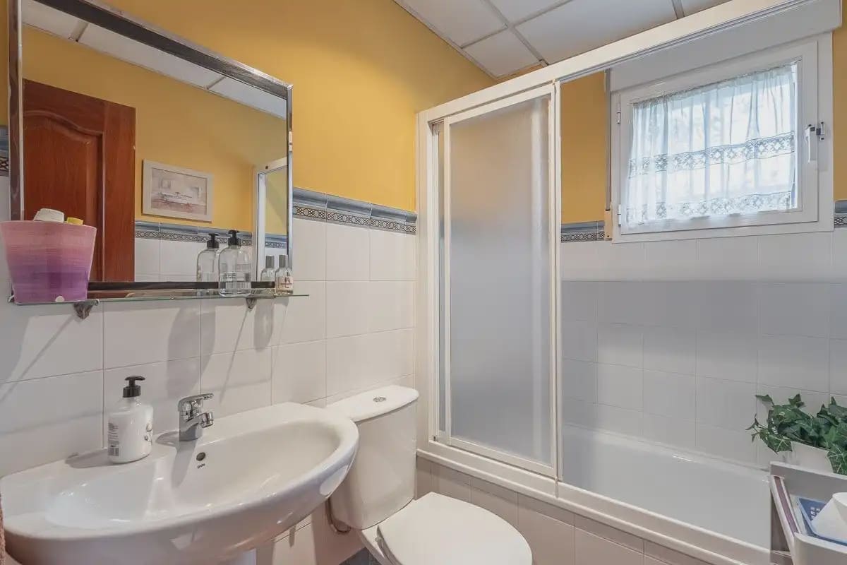 Villa til salgs i Peligros med svømmebasseng garasje - € 439 000 (Ref: 9837308)