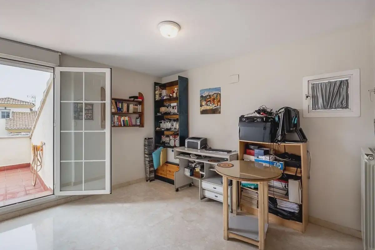 Villa til salgs i Peligros med svømmebasseng garasje - € 439 000 (Ref: 9837308)