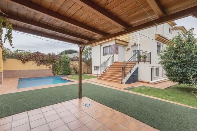 Villa til salgs i Peligros med svømmebasseng garasje - € 439 000 (Ref: 9837308)