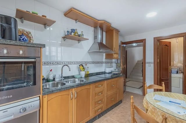 Villa til salgs i Peligros med svømmebasseng garasje - € 439 000 (Ref: 9837308)