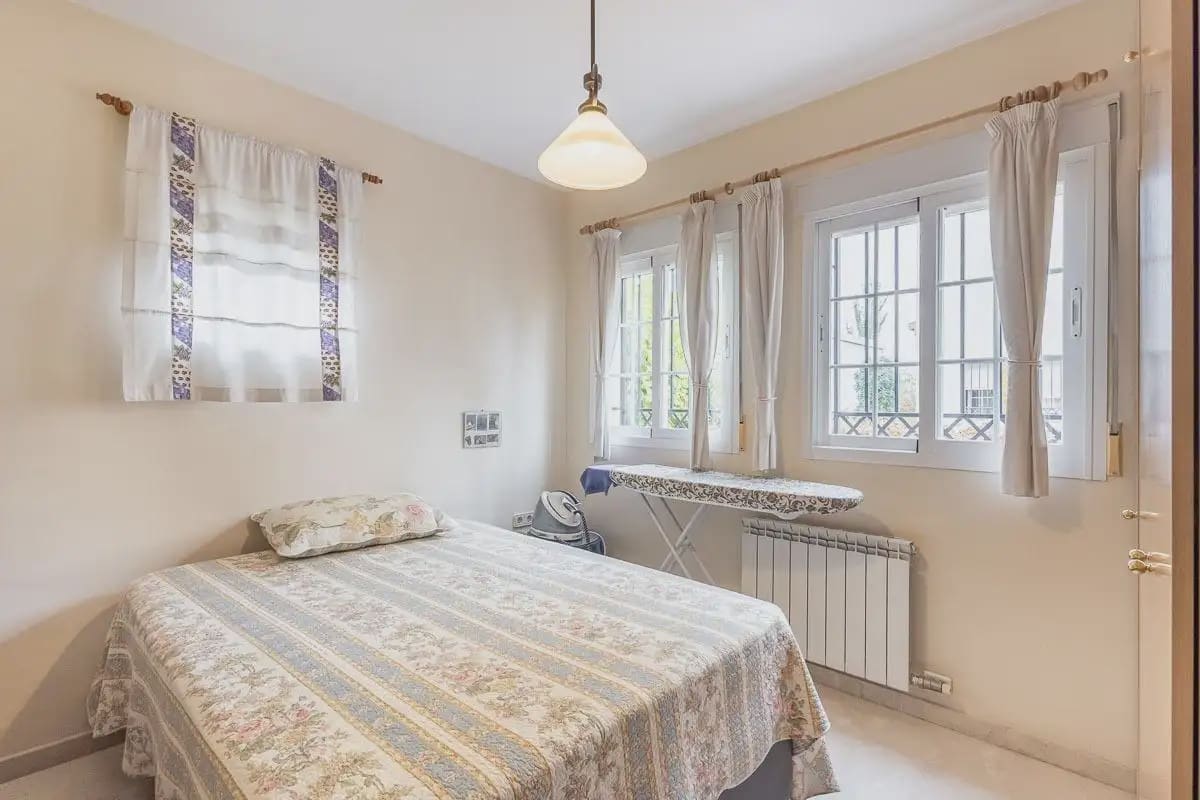 Villa til salgs i Peligros med svømmebasseng garasje - € 439 000 (Ref: 9837308)