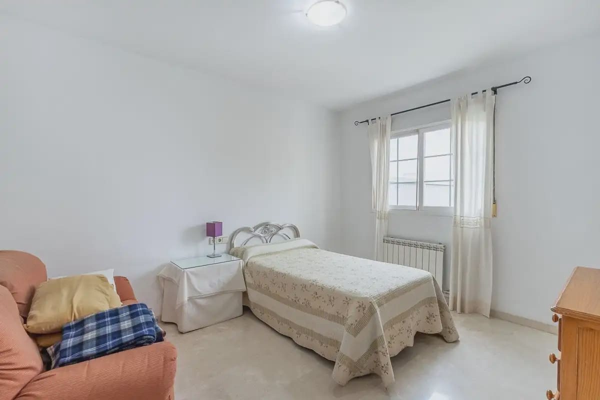 Villa til salgs i Peligros med svømmebasseng garasje - € 439 000 (Ref: 9837308)