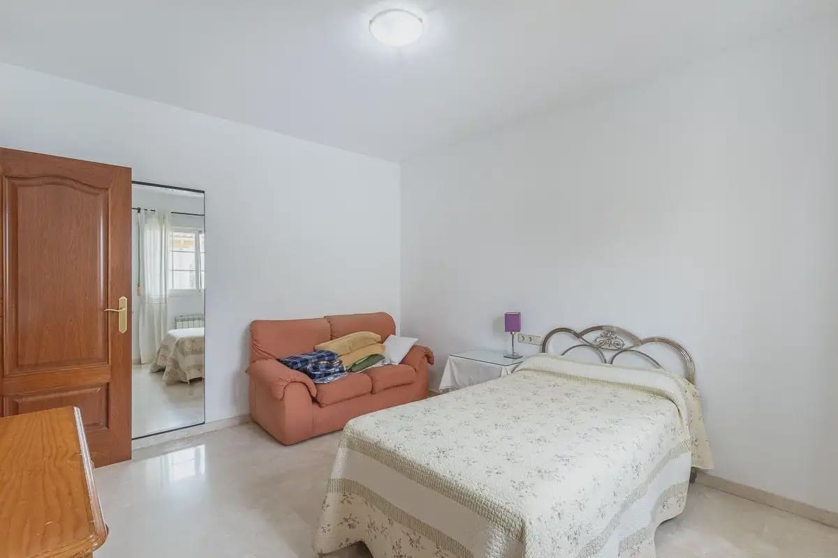 Villa til salgs i Peligros med svømmebasseng garasje - € 439 000 (Ref: 9837308)