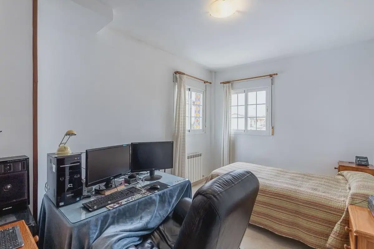 Villa til salgs i Peligros med svømmebasseng garasje - € 439 000 (Ref: 9837308)