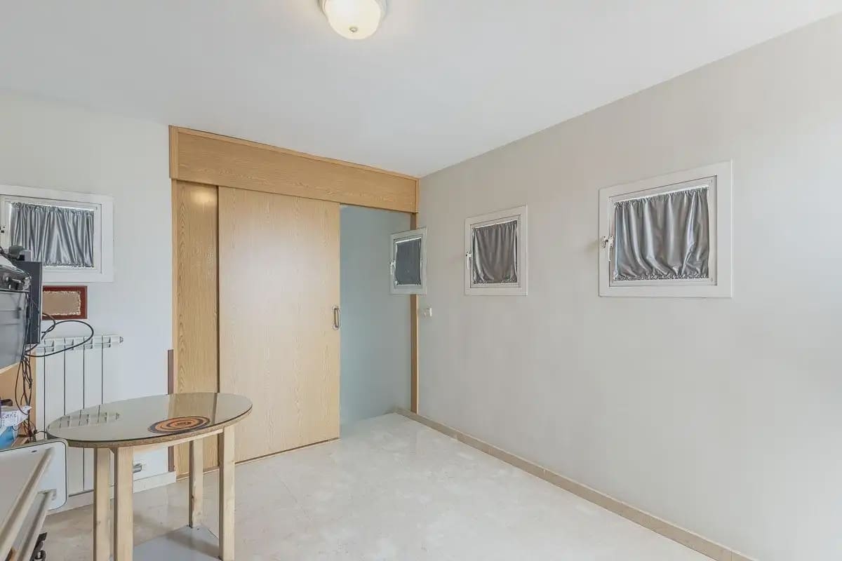 Villa til salgs i Peligros med svømmebasseng garasje - € 439 000 (Ref: 9837308)