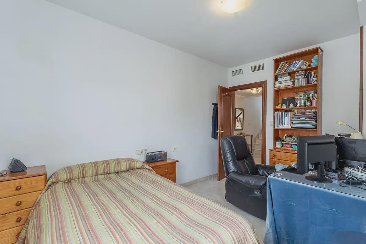 Villa til salgs i Peligros med svømmebasseng garasje - € 439 000 (Ref: 9837308)
