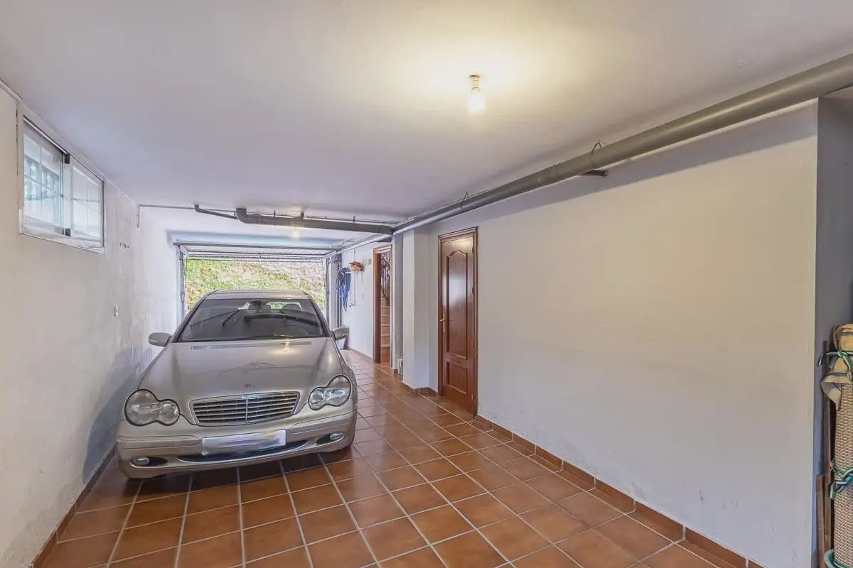 Villa til salgs i Peligros med svømmebasseng garasje - € 439 000 (Ref: 9837308)