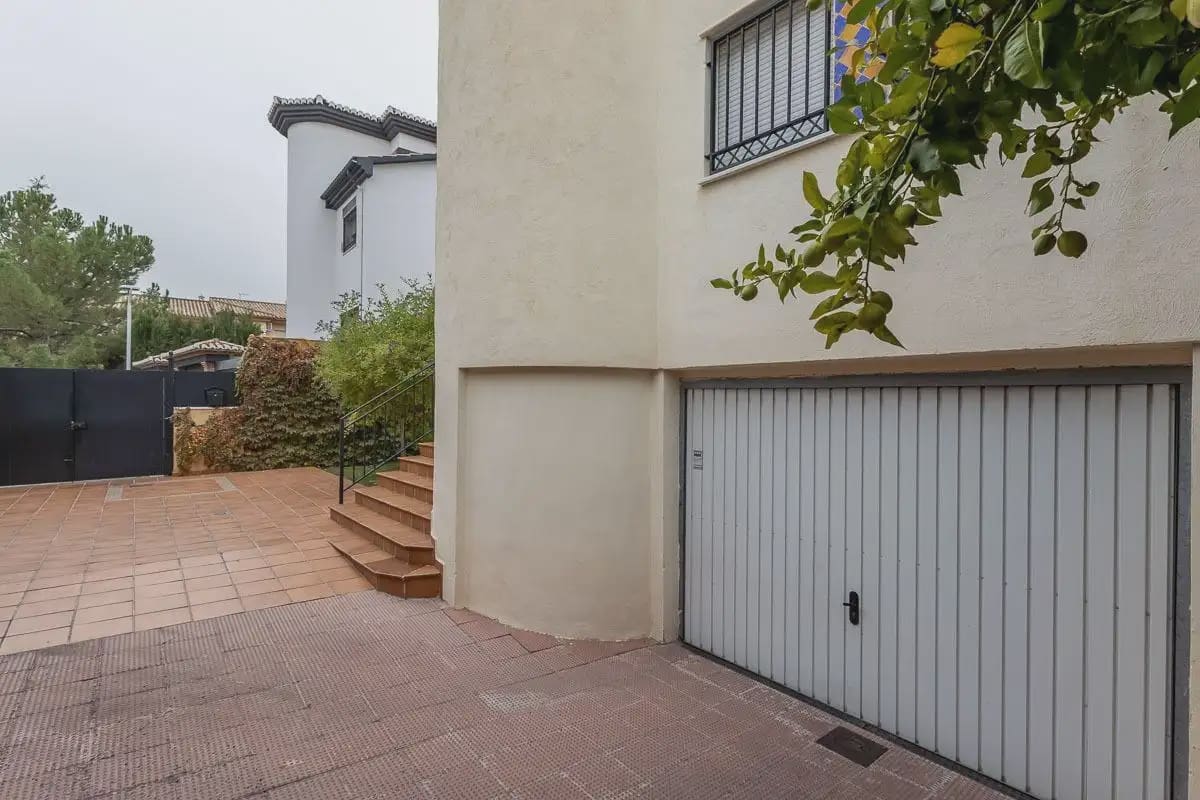 Villa til salgs i Peligros med svømmebasseng garasje - € 439 000 (Ref: 9837308)