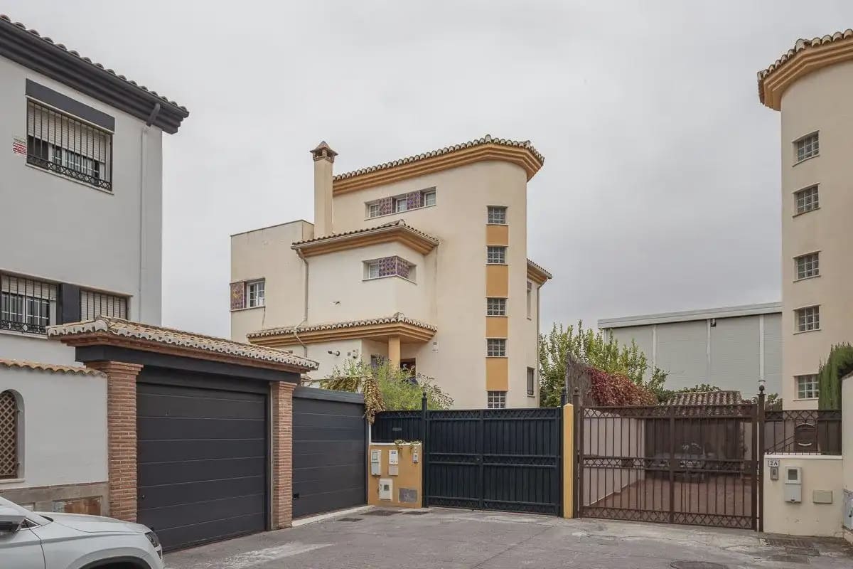 Villa til salgs i Peligros med svømmebasseng garasje - € 439 000 (Ref: 9837308)