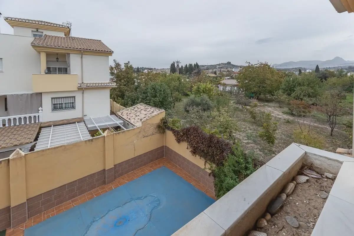 Villa til salgs i Peligros med svømmebasseng garasje - € 439 000 (Ref: 9837308)