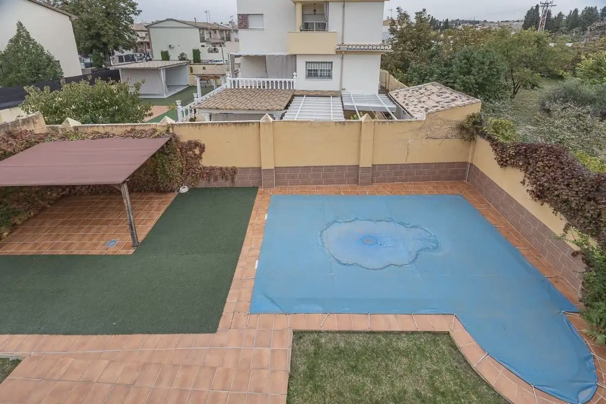 Villa til salgs i Peligros med svømmebasseng garasje - € 439 000 (Ref: 9837308)