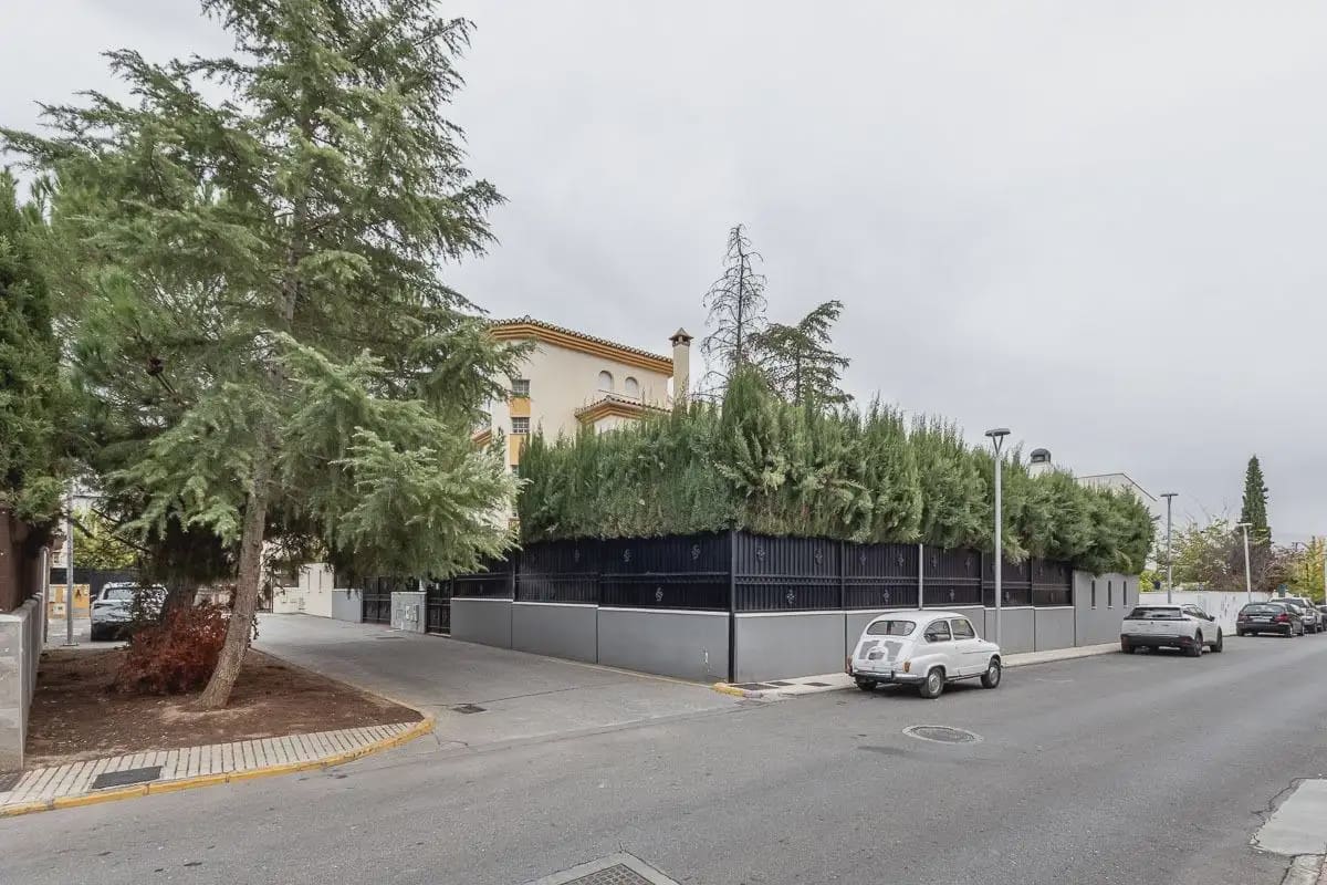 Villa til salgs i Peligros med svømmebasseng garasje - € 439 000 (Ref: 9837308)