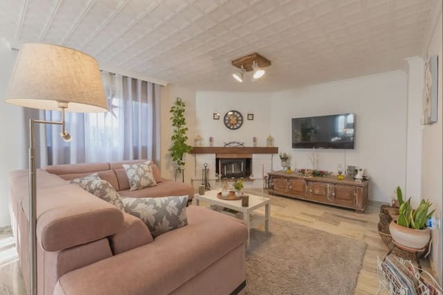 Villa til salgs i Gójar med svømmebasseng garasje - € 520 000 (Ref: 9837314)